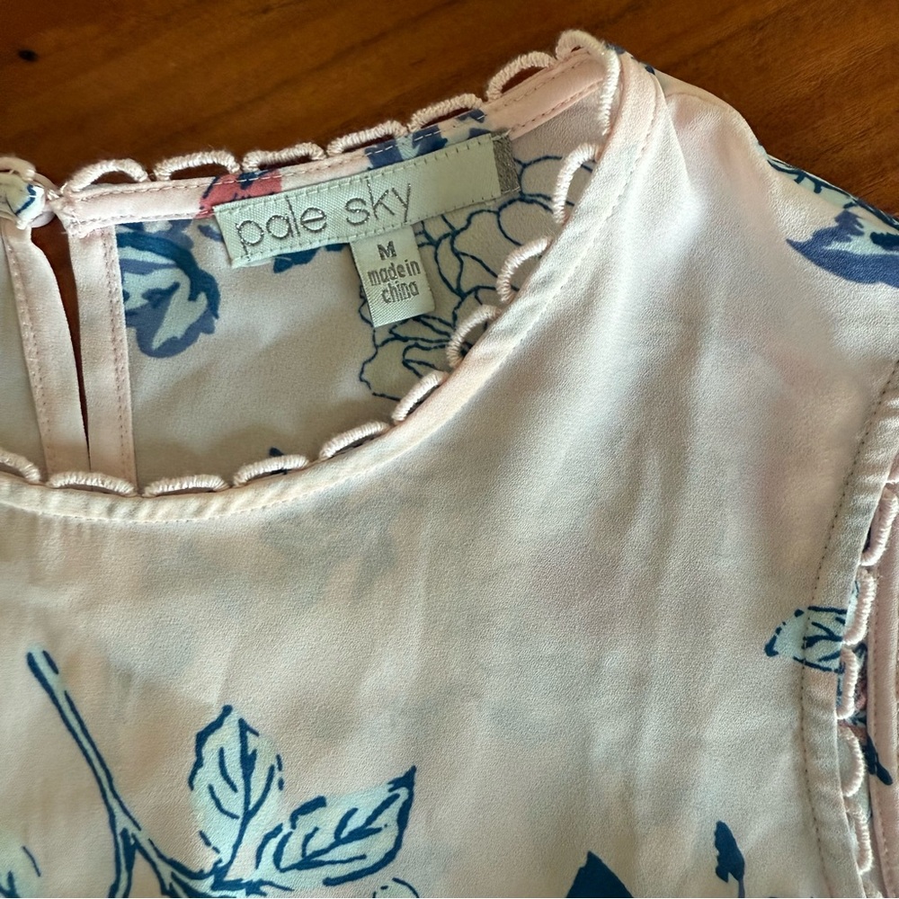🦊 Elegant Floral Sleeveless Blouse in Pink - Picture 3 of 6